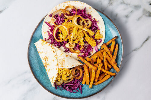 Pulled-Chicken-Tacos mit Rotkohl dazu Onion Rings und Süßkartoffelpommes