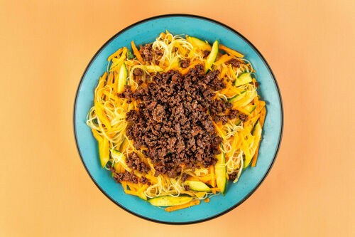 Scharfe Asia-Rinderhackpfanne mit Glasnudeln und frischem Gemüse