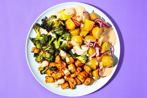 Cajun-Tofu mit Zwiebelkartoffeln und Brokkoli in cremigem Sriracha-Dressing