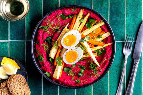 Wachsweiches Ei auf Rote-Bete-Hummus mit gebackenem Gemüse und Vollkornbaguette