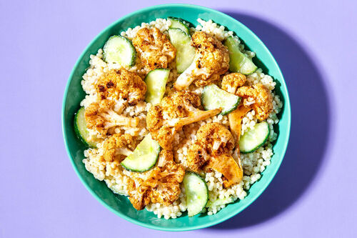 Tandoori-Blumenkohl mit Mangochutney auf cremigem Perlencouscous-Salat