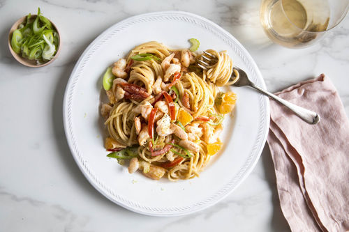 Cocktailgarnelen-Pasta mit Mandarine und Sellerie
