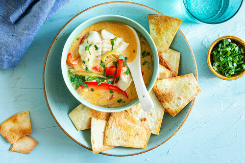 Cremiges Fischragout brasilianische Art dazu knofelige High-Protein-Tortillachips