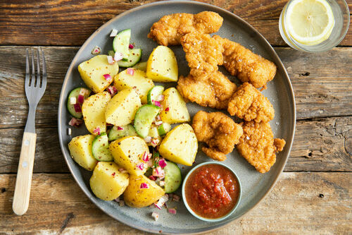 Knusprige Nuggets vom Bio-Huhn mit Tomatensalsa und Kartoffelsalat