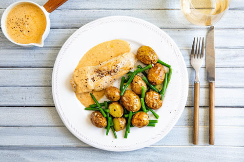 Hähnchenbrust mit Knoblauchsauce und warmem Kartoffel-Bohnen-Salat