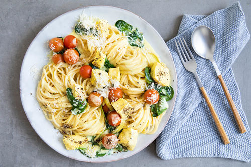 Spaghetti mit zarter Hähnchenbrust in cremiger Safran-Spinat-Sauce