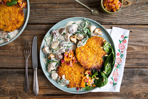 Süßkartoffel-Pastinaken-Rösti mit Käse dazu Rahmchampignons, Salat und Chutney