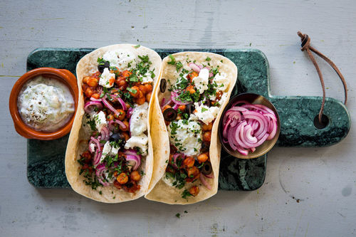 Griechische Tortillas mit Feta und würzigen Kichererbsen