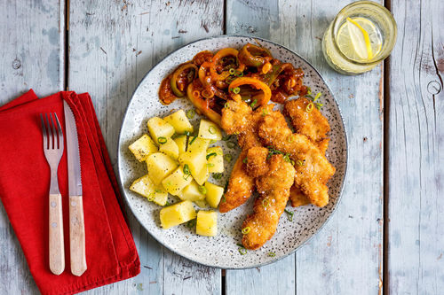 Panierte Bio-Hähnchenschnitzel mit Salzkartoffeln und Paprikagemüse