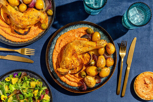 Knusprige Hähnchenkeule an Paprikasauce mit Kartoffeln und Babysalat mit Blüten