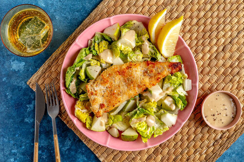 Knusperfisch mit Kokosnusskruste auf Birnensalat mit Tahinidressing