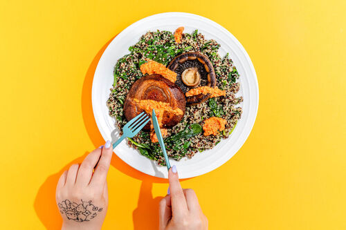 Portobello-Pilze auf Quinoa mit Spinat und würzigem Paprikapesto