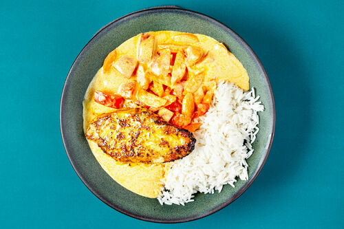 RS Hähnchen in indischer Curry-Joghurt-Sauce mit Gemüse und Mandeln, dazu Basmatireis