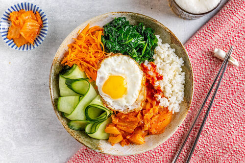 Bibimbap mit Rindfleisch und Spiegelei mit würzig-pikantem Kimchi