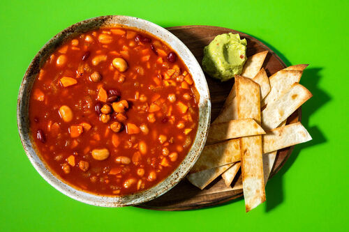 Mildes Gemüsechili mit Guacamole dazu knusprig gebackene Tortillasticks