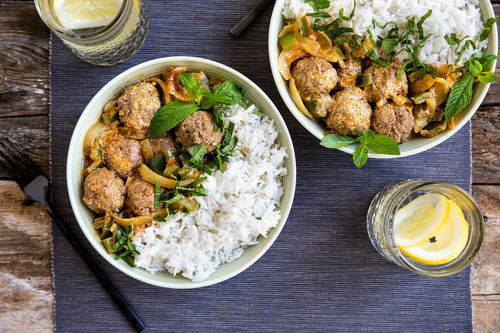 Tikka-Masala-Hackbällchen mit Ingwer-Reis und Minze