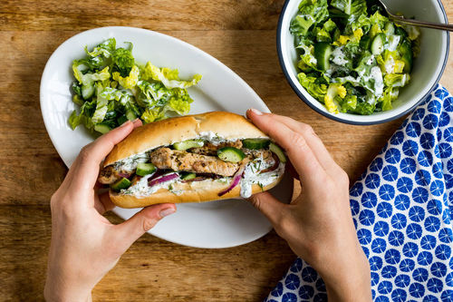 Griechisches Gyrossandwich mit Schweinerücken und Joghurtdip