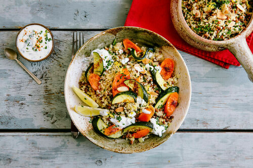 Bulgur-Linsen-Pilaw mit Ofengemüse und Joghurtsauce