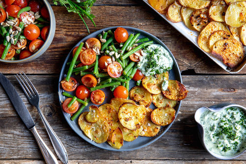 Vegane Grüne Soße mit Kartoffeln und Bohnensalat