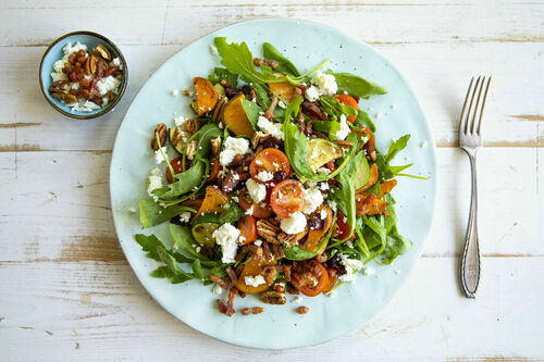 Süßkartoffel-Speck-Salat mit Feta verfeinert mit Pekannüssen und Cranberrys
