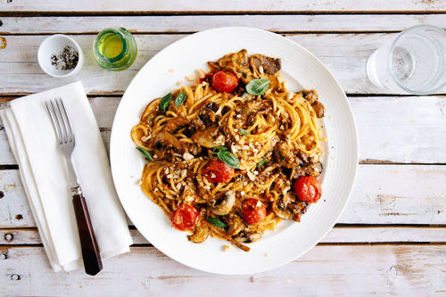 Spaghetti mit Austernpilzen und rotem Pesto mit Rauchmandeln und Käse