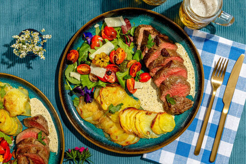 Steak von Planted mit würzig-cremiger Sauce dazu gebackene Kartoffelscheiben und Salat