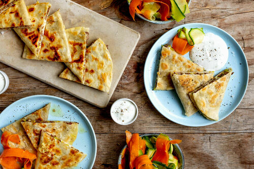 Quesadillas mit Schweinehack dazu Karotten-Zucchini-Salat & Dip