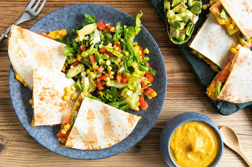 Avocado-Mais-Quesadillas mit veganer Cashewcreme und Salat