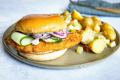 RS Fried Chicken Sandwich mit Gurke dazu Kartoffelsalat mit Apfel und Sellerie