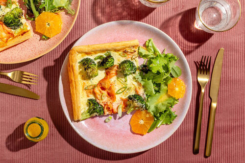 Feine Brokkoli-Lachs-Tarte dazu gemischter Salat mit Orange