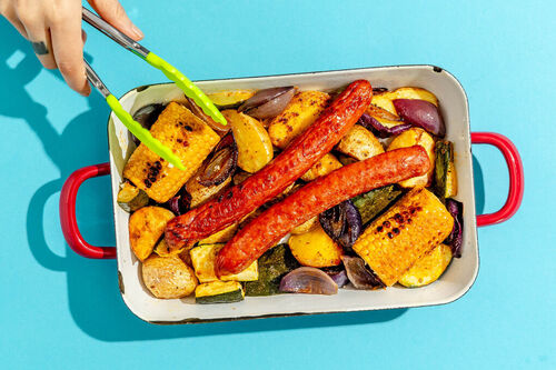 RS Bio-Rindswurst und pikantes Ofengemüse Cajun-Style mit frischem Mais