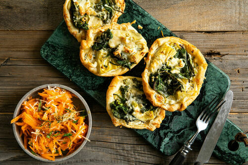 Artischocken-Käse-Tartes dazu Karottensalat mit Zitrone
