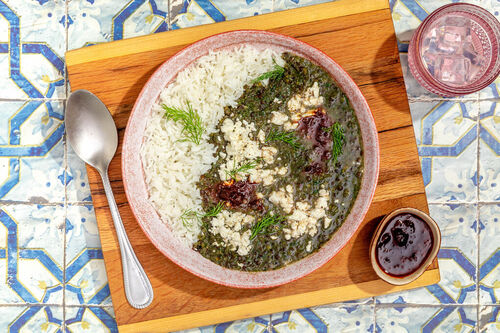 Aromatischer Linsen-Spinat-Eintopf mit Feta mit Fenchel und Dill auf Basmatireis