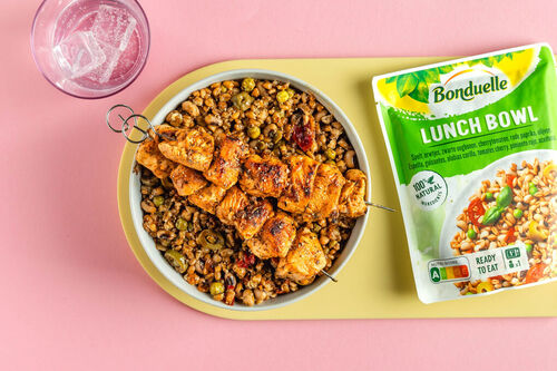 Griechische Hähnchen-Souvlaki auf Dinkel-Bowl mit Erbsen und Gemüse