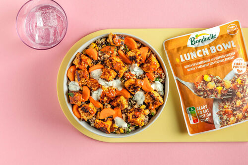 Mozzarella mit zitroniger Gremolata auf Bulgur mit Pistazien und Rosinen