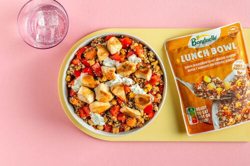 Gebratene Hähnchenwürfel mit Paprika-Quinoa-Bowl und Kräuterjoghurt