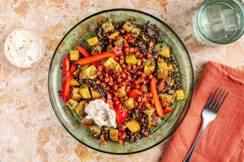 Warmer Kartoffel-Speck-Salat mit Paprika und Crème fraîche