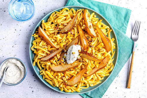 Süß-fruchtige Spätzlepfanne mit karamellisierter Birne und Mohndip