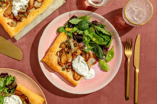Tarte mit Chicorée, Pilzen und Burrata dazu Wildkräutersalat mit Käse-Dressing