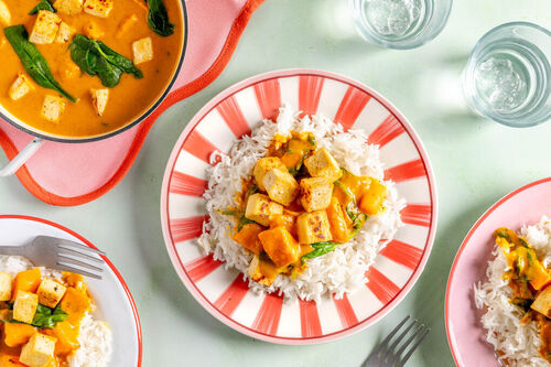 Kokos-Kürbis-Curry mit Tofuwürfeln mit lockerem Reis und Spinat