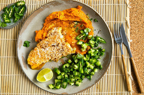 Kokos-Seehecht mit Süßkartoffelpüree und Gurken-Kürbiskern-Salsa