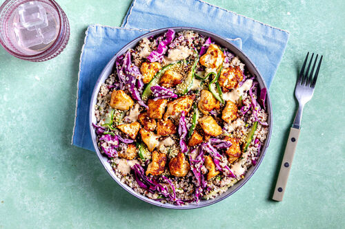 Gebratener Tofu auf Quinoasalat mit Gurken, Rotkohl und Sesamdressing