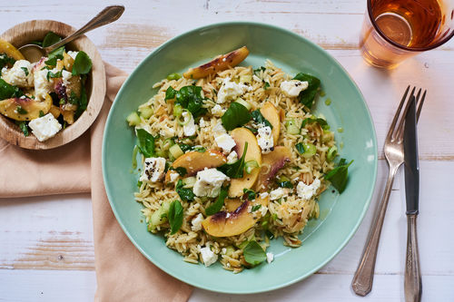 Fruchtiger Pasta-Salat mit Pfirsich und Trakaja-Käse