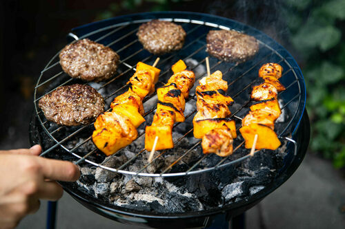 BBQ-Special: Mango-Hähnchen-Spieße & saftige Rinderhacksteaks mit Ingwer