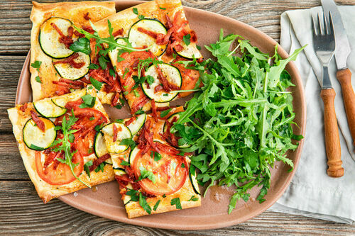 Flammkuchen mit Chorizo und Zucchini dazu Rucolasalat