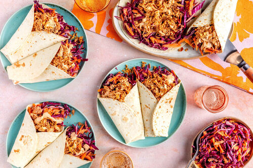 Cajun-Hähnchen-Wraps mit cremigem Rotkohl-Karotten-Slaw