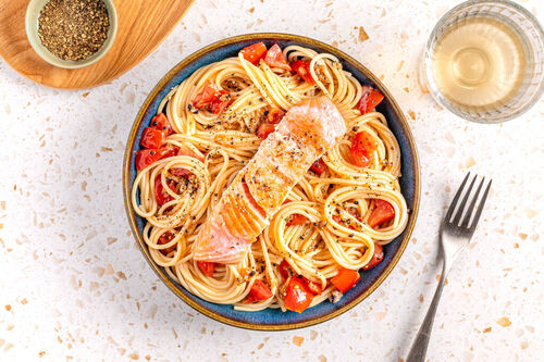 Pasta „Cacio e Pepe“-Style mit Lachs mit frischen Tomaten