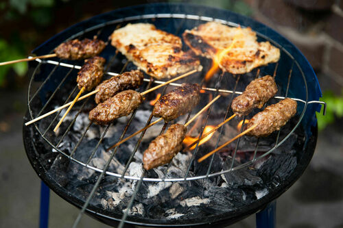 BBQ-Special: Pikante Hackspieße & zartes Schweinesteak mit Zitrone
