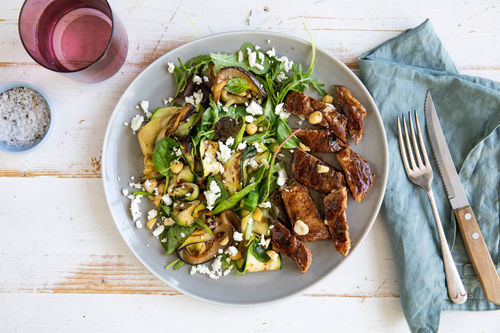 Würzige Steakstreifen vom Schwein dazu Grillgemüse-Salat mit Feta und Nüssen
