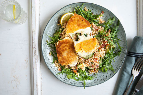Panierter Mozzarella auf Perlencouscous mit Gurke und getrockneten Tomaten